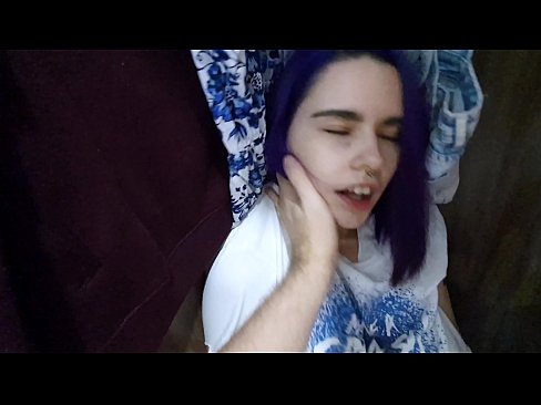 ❤️ Atradu savu māsu skapī un palīdzēju viņai beigt. ️❌ Super sekss pie mums ☑